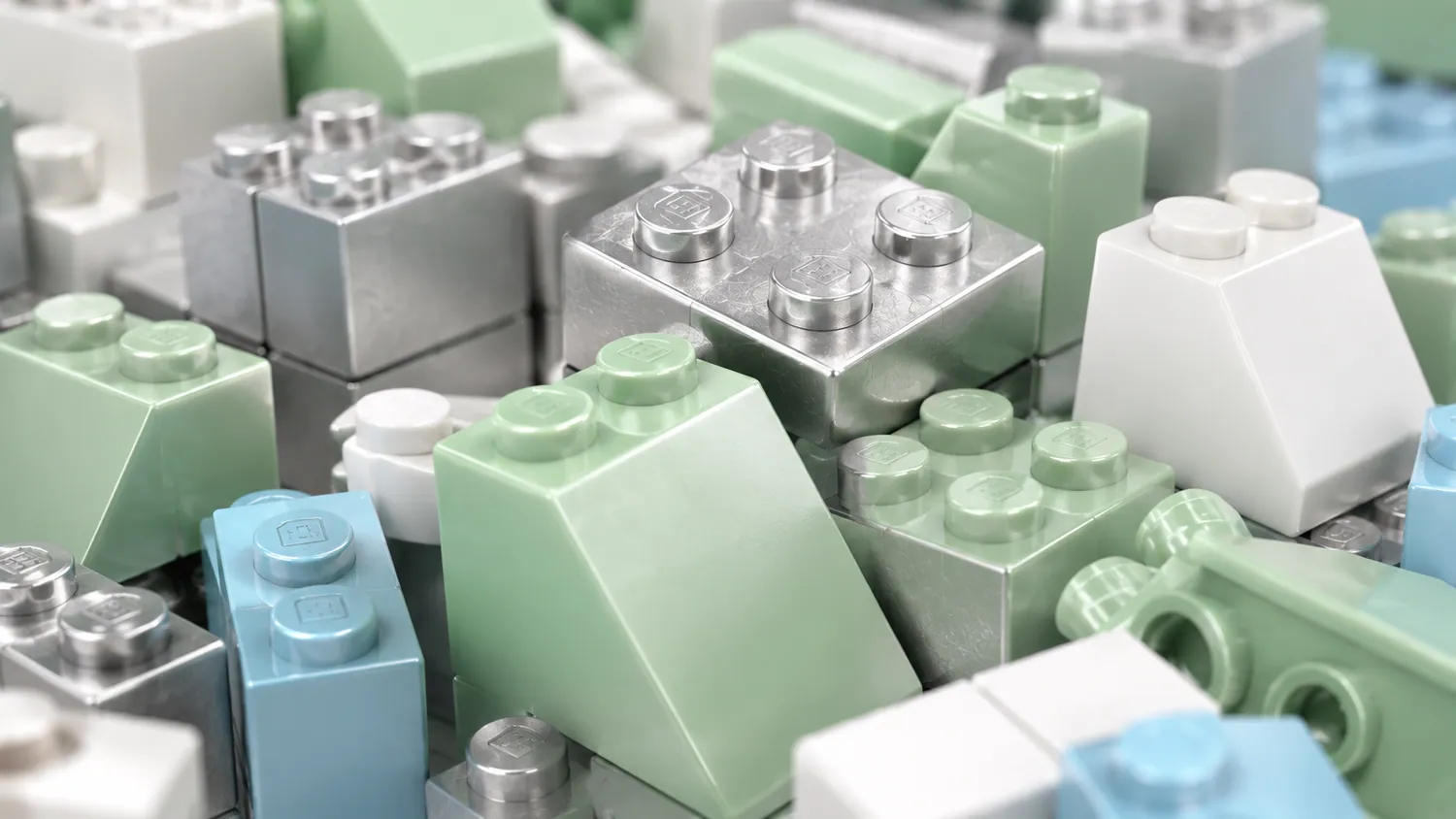 Close-up van groene, zilveren en witte LEGO-bouwstenen